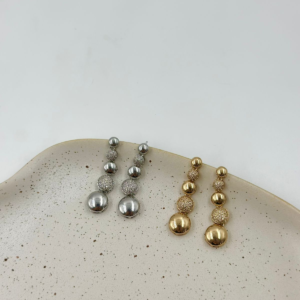 Brinco orgânico com duas pedras cravejada