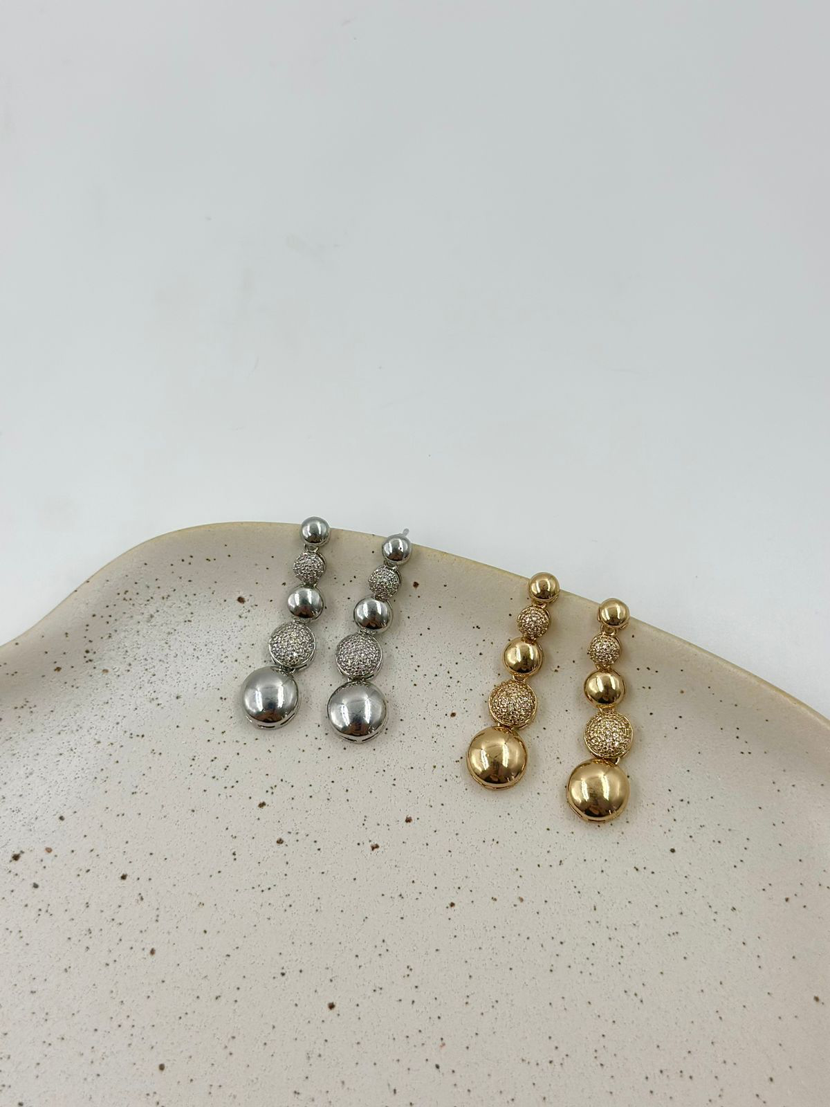 Brinco orgânico com duas pedras cravejada