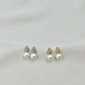 Brinco com base cravejada com pérola