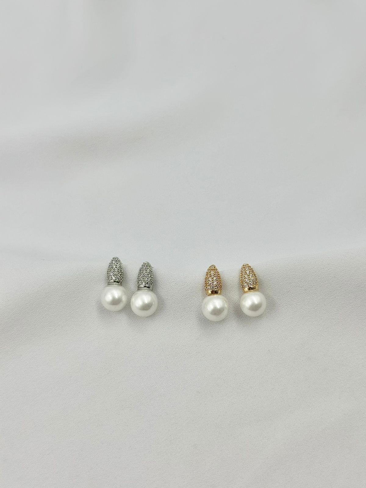 Brinco com base cravejada com pérola