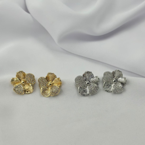 Brinco Em Formato de Flor Com Duas Pétalas Carvejadas.