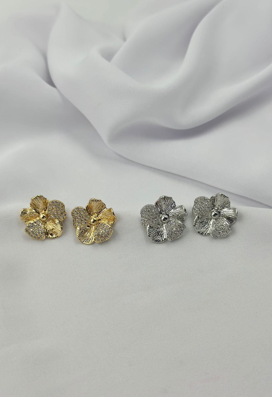 Brinco Em Formato de Flor Com Duas Pétalas Carvejadas.