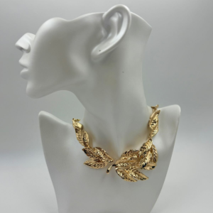 Colar Em Formato De Folhas E Corrente