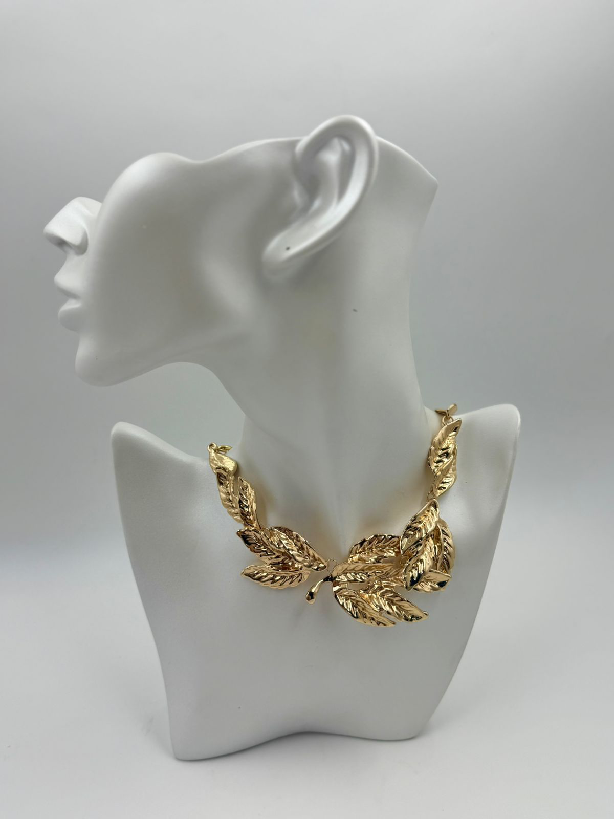 Colar Em Formato De Folhas E Corrente