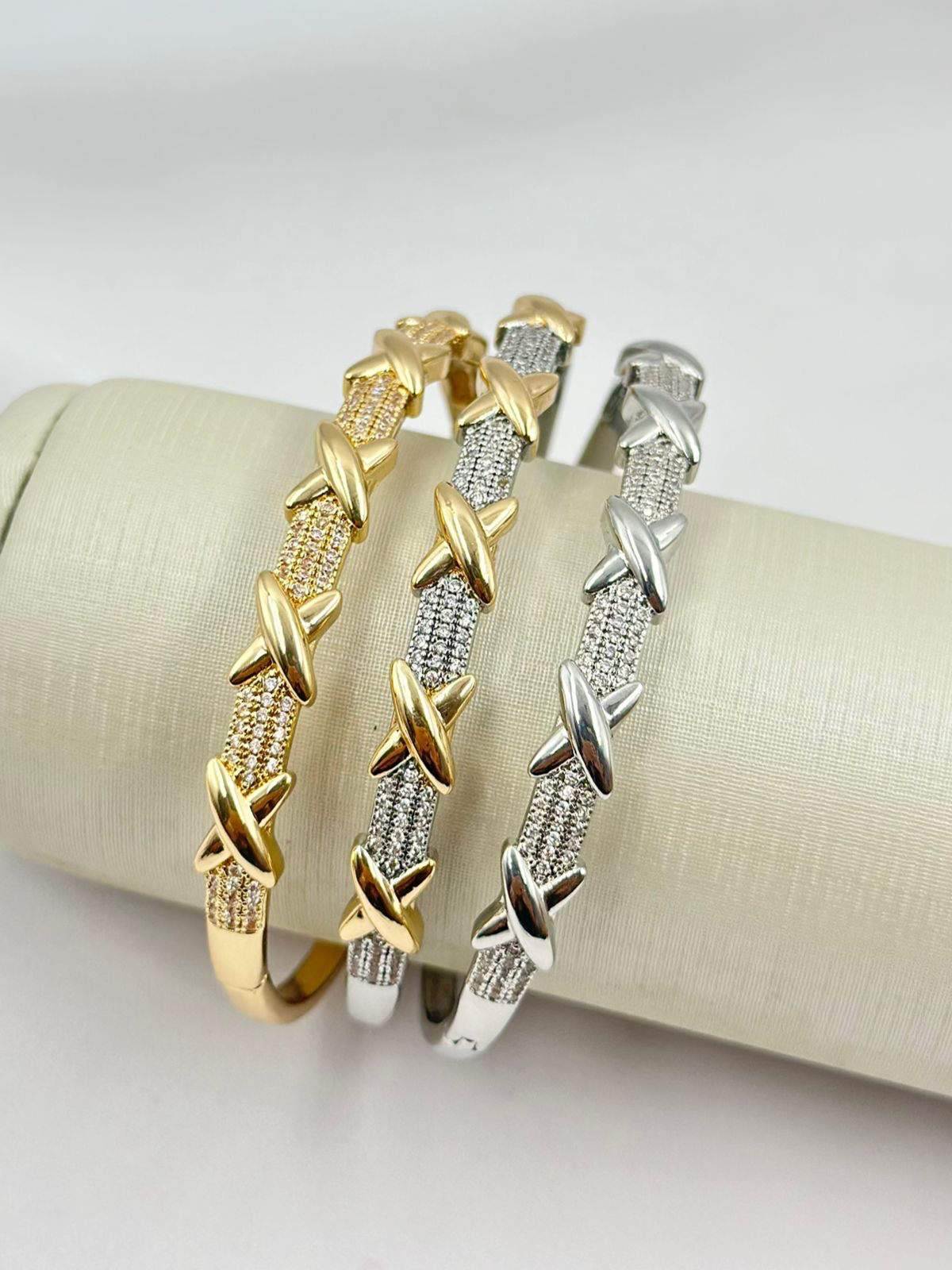 Bracelete cravejado em X