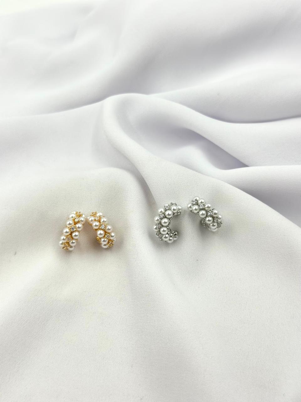 Brinco argola mini pérolas