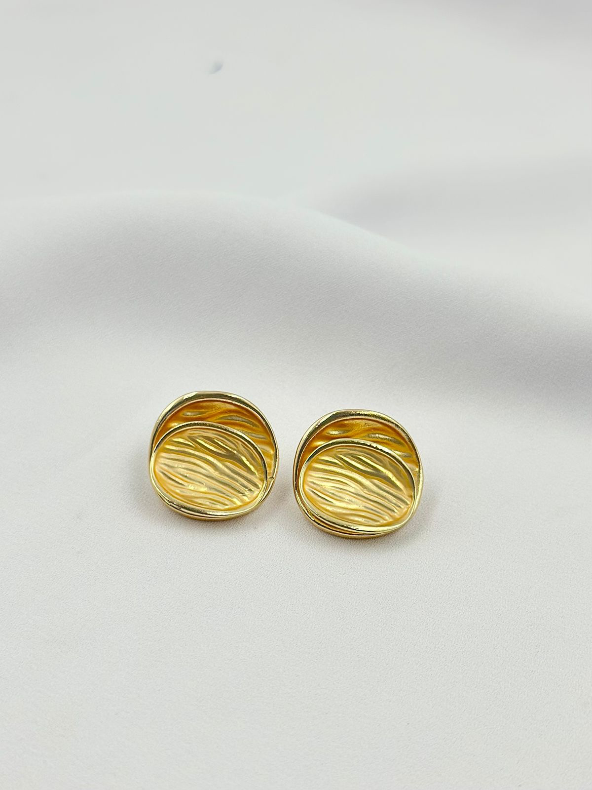 Brinco Pétalas Abertas Fosco Texturizado