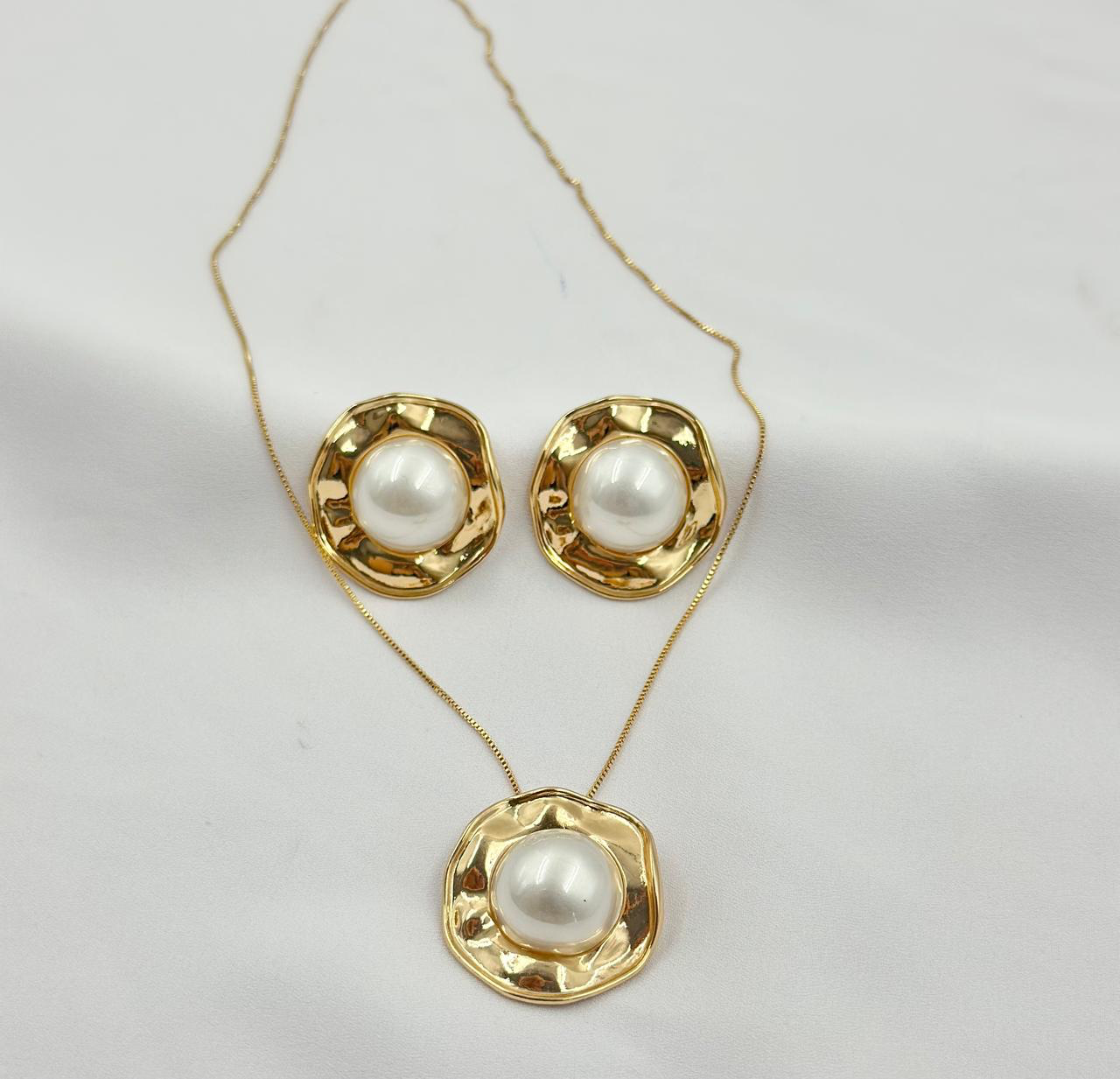 Conjunto Medalha Martelada Com Pérola No Meio