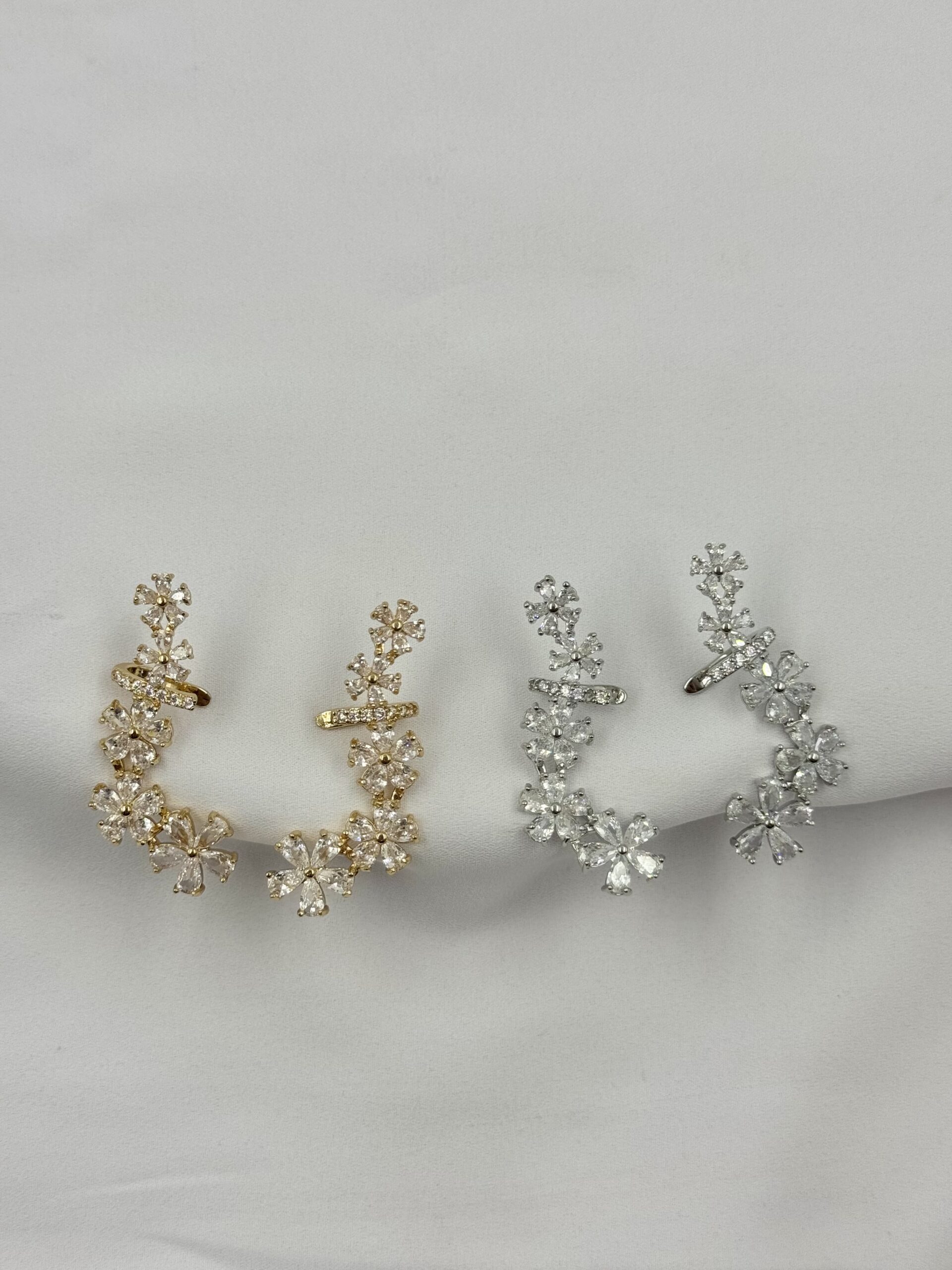 Brinco Ear Cuff Com Cinco flores de Pedras Cravejadas