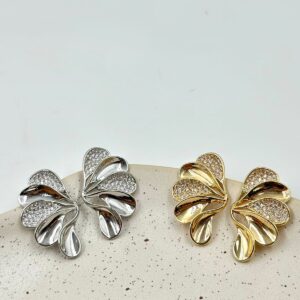 Brinco 5 pétalas e 2 cravejadas