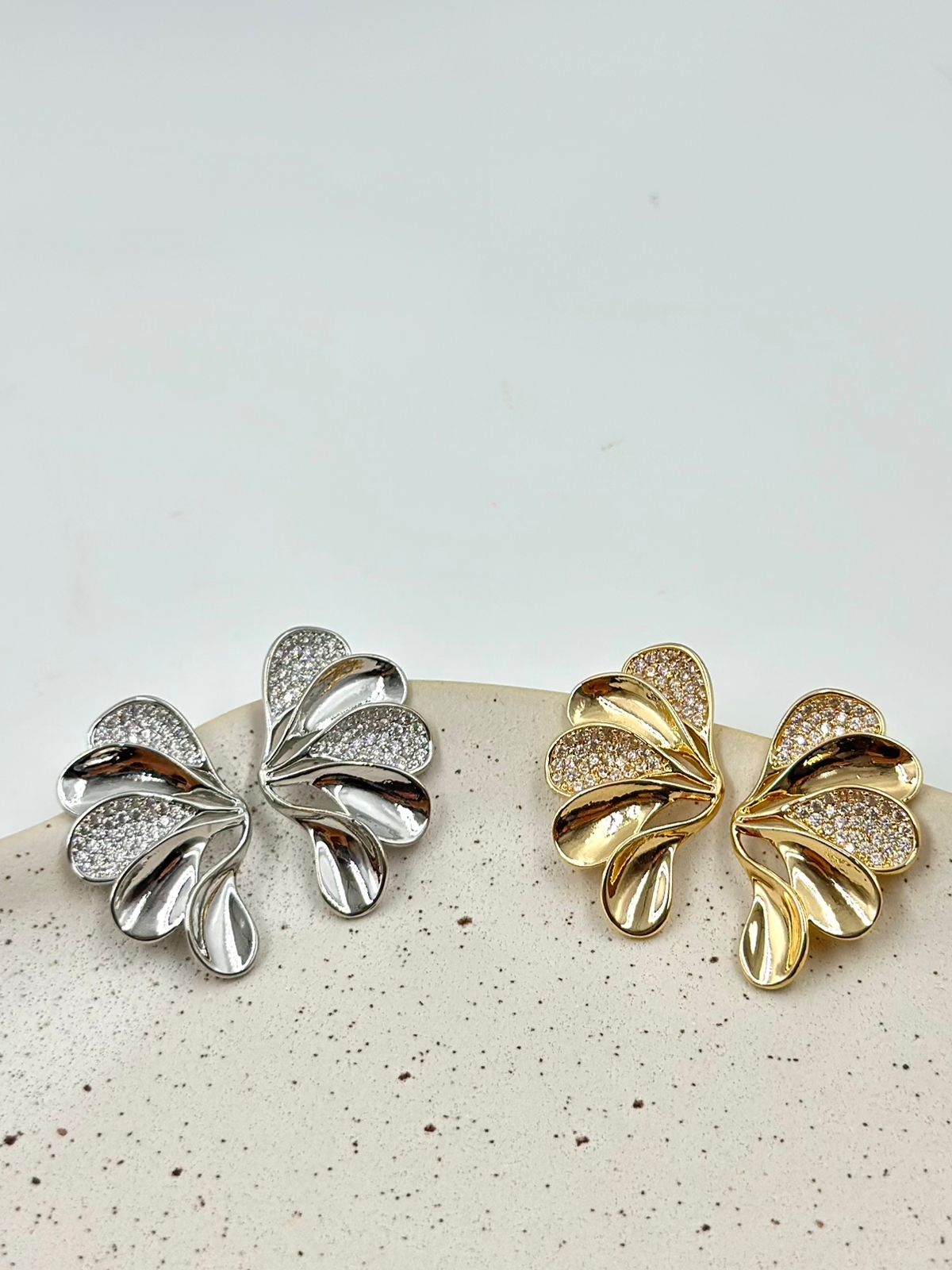 Brinco 5 pétalas e 2 cravejadas