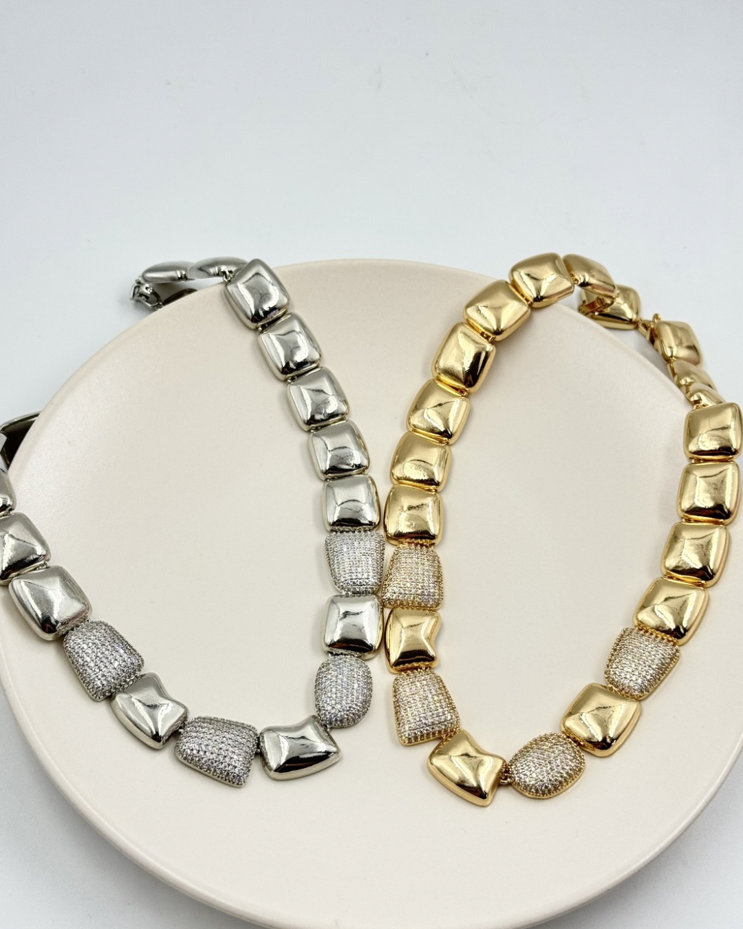 Colar Com Placas Cravejadas E Lisas