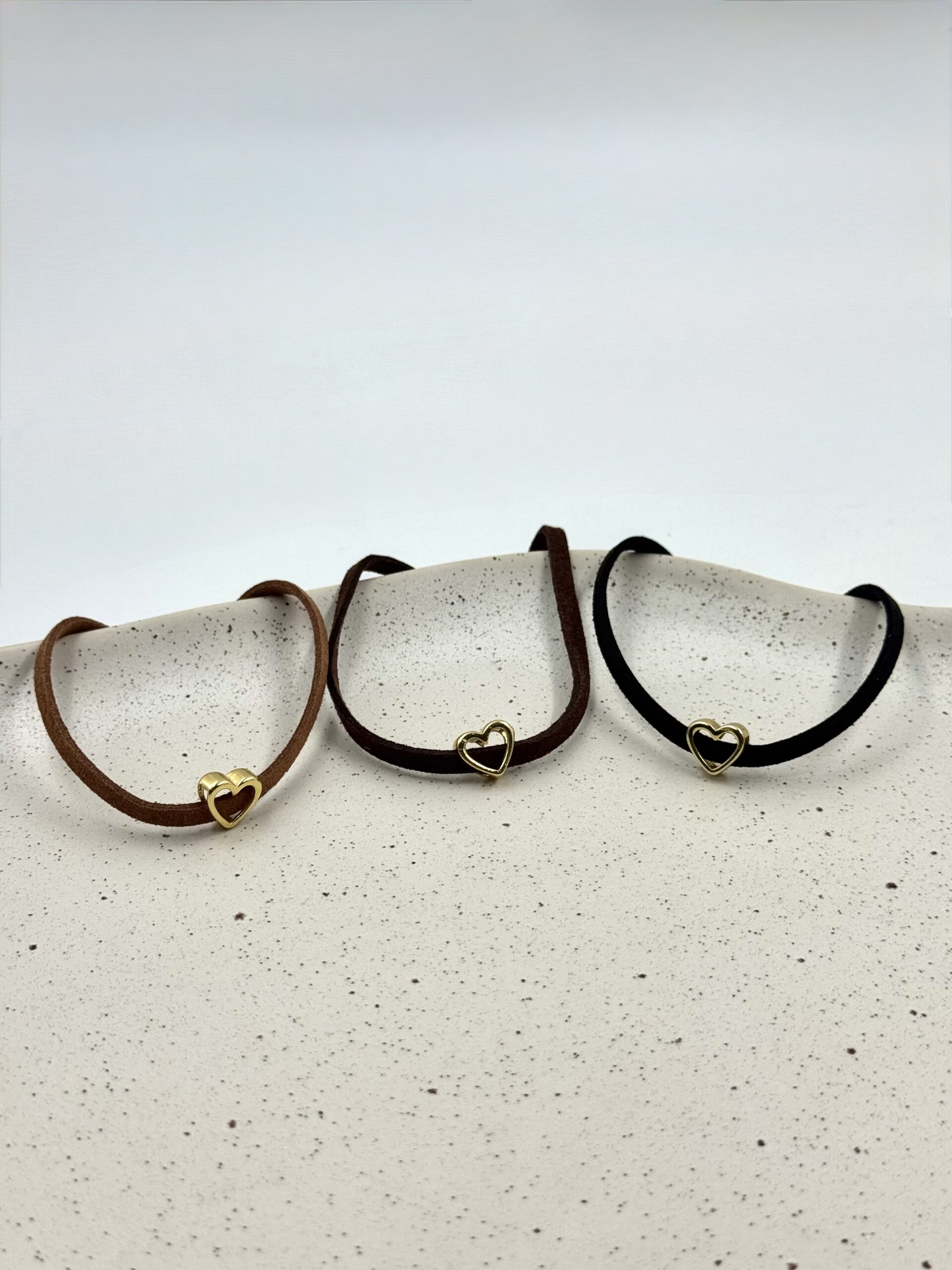 Colar Choker Camurça Com Pingente De Coração